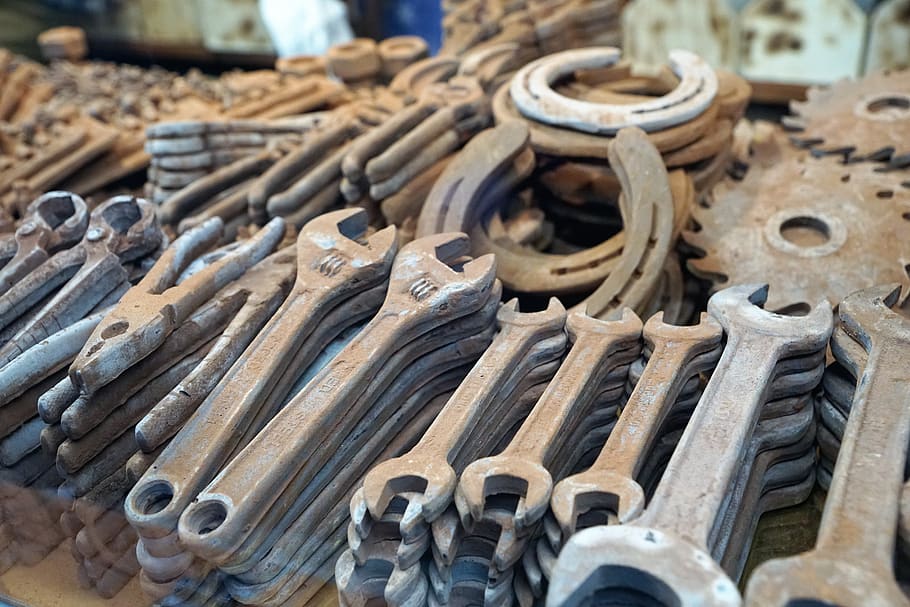 industri, gammel, værktøj, rust, fabrik, baggrund, musik, marked, lager, hobby, arbejde, chokolade, spise, mad, fed, kost, ide, kreativ, hestesko, held, metal, materiale, hjul, en del, produktion, lækker, sød, fedme, håndværk, erhverv, håndværkere, tilbehør, Fars dag, far, mand, stærk, sukker, Brun, skabelse, stor gruppe af objekter, overflod, ingen mennesker, selektiv fokusering, dag, tæt på, træ - materiale, stak, fokus på forgrunden, høj vinkel visning, arbejdsværktøj, udendørs, stilleben, forældet, rusten, beskadiget, sollys, forringelse, 5K