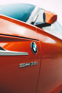 emblema bmw, netejar, crom, cotxe, coupe, esport, brillant, llum, luxe, polir, transport, tecnologia, alemany, enginyeria, Fet a Alemanya, automoció, automòbil, automàtic, concepte, neteja, exclusiu, manera de transport, vehicle terrestre, vermell, estil retro, cap gent, cotxe d'època, primer pla, cotxe esportiu, dia, reflexió, color taronja, text, a l'aire lliure, estacionari, ciutat, convertible, 5K, CC0, domini públic, lliure de regalies
