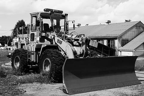 màquina, manera de transport, vehicle terrestre, transport, dia, cel, naturalesa, industria de la construcció, maquinària de construcció, maquinària, estructura construïda, exterior de l'edifici, a l'aire lliure, terra, arquitectura, automòbil, camp, maquinària agrícola, camió, excavadora, núvol - cel, roda, 4K, CC0, domini públic, lliure de regalies