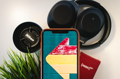 Android-Smartphone, keine Leute, Nahansicht, Stillleben, drinnen, Kommunikation, Fokus auf den Vordergrund, schwarze Farbe, Text, Technologie, mehrfarbig, rot, Tabelle, Gruppe von Objekten, grüne Farbe, Ausrüstung, Retro-Stil, weißer Hintergrund, Studioaufnahme, Verbindung, 5K, CC0, gemeinfrei, lizenzfrei