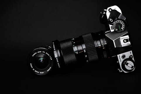 czarny, szary, slr camera, czarne tło, aparat fotograficzny, kanon, chrom, zbliżenie, elektronika, sprzęt, skupiać, instrument, obiektyw, optyka, fotografia, studio, technologia, Powiększenie, aparat fotograficzny - sprzęt fotograficzny, wewnątrz, studio strzał, tematy fotograficzne, żadnych ludzi, martwa natura, zabawka, pojedynczy obiekt, bezpieczeństwo, metal, kask, kopia przestrzeń, ludzka reprezentacja, ochrona, robot, wysoki kąt widzenia, agresja, aparat cyfrowy, 4K