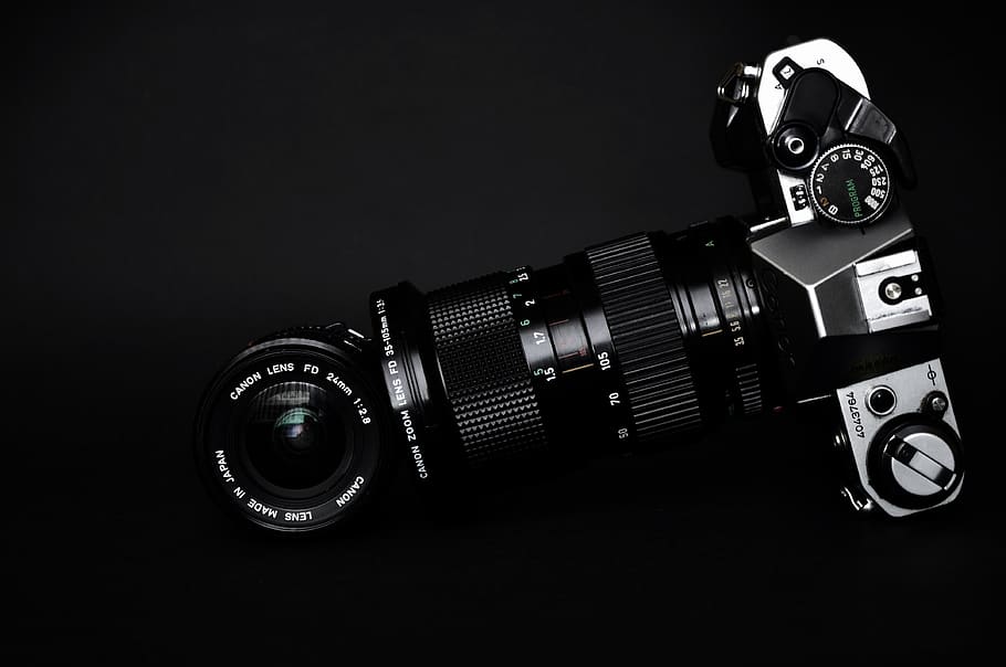 negre, gris, càmera slr, fons negre, càmera, cànon, crom, primer pla, electrònica, equipament, focus, instrument, lent, òptica, fotografia, estudi, tecnologia, zoom, càmera - equip fotogràfic, a l'interior, tir de l'estudi, temes de fotografia, cap gent, natura morta, joguina, sol objecte, seguretat, metall, casc, còpia espai, representació humana, protecció, robot, vista d’angle alt, agressió, càmera digital, 4K