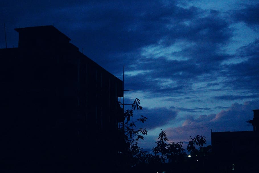 mørk, bygning, tre, solnedgang, himmel, blå, Sky, skygge, kveld, rolig, alene, skyblue, skog, by, dhaka, bangladesh, sky - himmel, arkitektur, bygge eksteriør, bygget struktur, anlegg, silhouette, natur, ingen folk, lav vinkel visning, skumring, utendørs, natt, hus, skjønnhet i naturen, illevarslende, leilighet, 5K