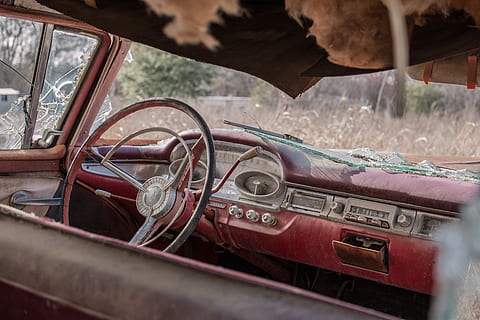 Oldtimer, alt, Auto, Rost, Antiquität, verrostet, zerfallen, rot, Kraftfahrzeug, Transportmittel, Transport, Tag, Retro-Stil, rostig, obsolet, verlassen, keine Leute, Landfahrzeug, Autoinnenraum, drinnen, beschädigt, Metall, Reise, Verschlechterung, 5K, CC0, gemeinfrei, lizenzfrei