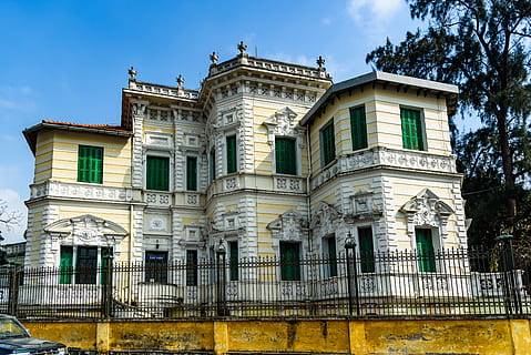 giallo, bianca, dipinto, dimora, nero, cancello di ferro, antico, architettura, costruzione, città, luce del giorno, esterno, facciata, recinto, Casa, lusso, vecchio stile, all'aperto, tradizionale, viaggio, alberi, urbano, Vintage ▾, finestre, ferro battuto, esterno dell'edificio, struttura costruita, Inquadratura dal basso, nessuno, cielo, finestra, natura, storia, il passato, destinazioni di viaggio, quartiere residenziale, giorno, vecchio, albero, ornato, neoclassico, 5K, CC0, dominio pubblico, privo di copyright