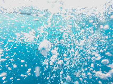 debajo, profundo, agua, burbujas, mar, río, Oceano, naturaleza, azul, antecedentes, fotograma completo, día, burbuja, al aire libre, de cerca, submarino, nadie, vista de ángulo bajo, temperatura fría, movimiento, enfoque selectivo, refresco, piscina, pureza, 2K, CC0, dominio público, libre de derechos