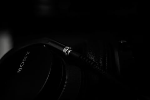 perangkat sony hitam, dalam ruangan, merapatkan, tidak ada orang, warna hitam, musik, masih hidup, teknologi, fokus pada latar depan, budaya seni dan hiburan, meja, alat musik, merekam, peralatan audio, fokus selektif, teks, menyalin ruang, peralatan, meja putar, antik, 4K, CC0, domain publik, bebas royalti