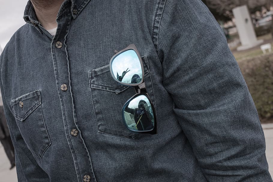 Spanien, Segovia, refleksioner, afspejles, kanon, briller, fotograf, T-shirt, kamera, solbriller, afslappet tøj, en person, midsection, herrer, denim, stående, jeans, tekstil, tøj, fritidsaktivitet, livsstil, lomme, forfra, jakke, fokus på forgrunden, hanner, dag, udendørs, tæt på, 4K