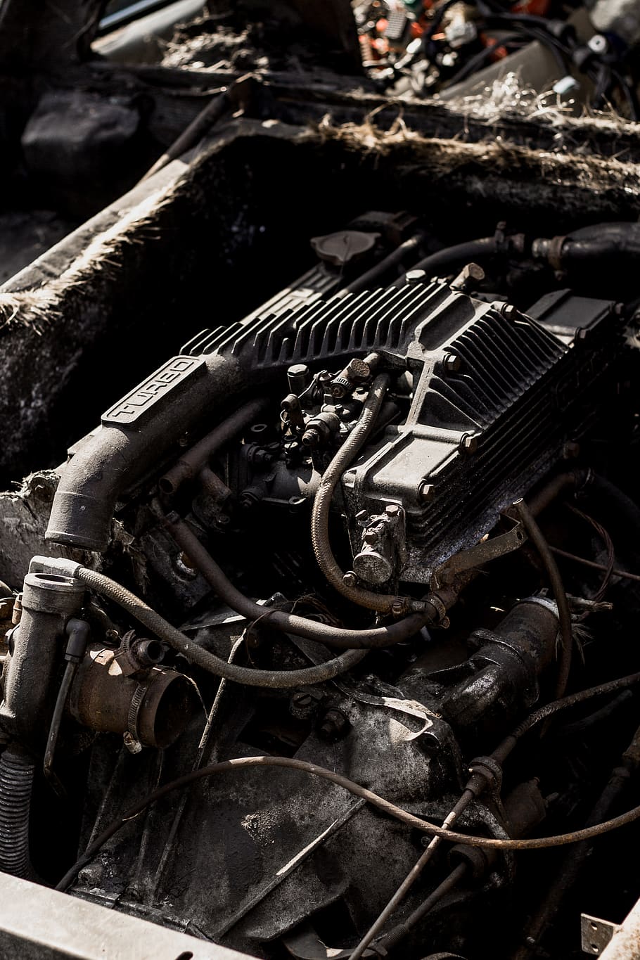 màquina, motor, armament, pistola, arma, bobina, rotor, espiral, eix de transmissió, roba, casc, turbina, transport, vehicle, buggy, generador, sòl, espatllat, abandonat, metall, obsoleta, cap gent, declivi, aixafar, deteriorament, primer pla, vell, rovellat, dia, vista d’angle alt, maquinària, natura morta, a l'interior, Munt, mal estat, escombraries, arruïnat, desguàs, 5K