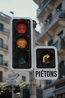 tourné, feu de circulation, lumière, Genève, signe, Suisse, route, trafic, flèche, tour, direction, Urbain, rue, Arrêtez, aller, marque déposée, logo, architecture, bâtiment, colonne, pilier, la communication, orientation, feu rouge, panneau de signalisation, se concentrer sur le premier plan, signalisation routière, ville, illuminé, fermer, personne, sécurité, texte, journée, matériel d'éclairage, en plein air, 5K, CC0, domaine public, libre de droits