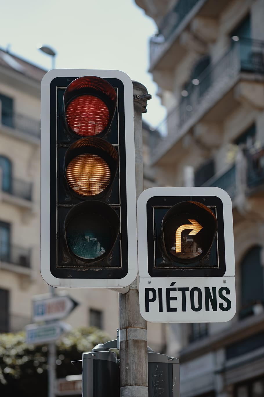 convertit, semàfor, llum, Ginebra, signe, suïssa, carretera, trànsit, fletxa, al seu torn, direcció, urbà, carrer, parada, anar, marca comercial, logotip, arquitectura, edifici, columna, pilar, comunicació, orientació, llum de stop, senyal de trànsit, centrar-se en primer pla, senyal de carretera, ciutat, il·luminat, primer pla, cap gent, seguretat, text, dia, equips d’il·luminació, a l'aire lliure, 5K