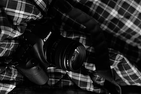 Fotoaparát, elektronika, člověk, osoba, fotograf, fotografie, fotografování, oděv, oblečení, digitální fotoaparát, videokamera, popruh, prst, košile, kamerové čočky, rukáv, lidé, Zobrazit, obrazovka, LCD obrazovka, fotoaparát - fotografické vybavení, fotografická témata, objektiv - optický přístroj, uvnitř, fotografické vybavení, technologie, filmový průmysl, detail, focení, čočka - oko, umělecká kultura a zábava, aktivita, média, zaměřit se na popředí, obsazení, profesního povolání, nikdo, natáčení, slr fotoaparát, domácí videokamera, 5K, CC0, veřejná doména, bez autorských práv