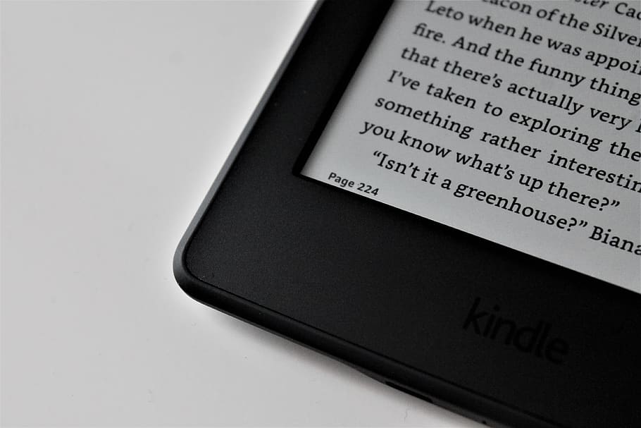 Černá, Amazonka, roznítit, čtečka elektronických knih, rezervovat, text, slovo, mobilní telefon, telefon, elektronika, papír, počítač, označení, vizitka, klávesnice, číst, studie, počítačový hardware, Hardware, složka, pořadač souborů, polštář, sdělení, detail, západní skript, technologie, uvnitř, bezdrátové technologie, nikdo, studio shot, bílé pozadí, obrazovka, kopie prostor, stálý život, vysoký úhel pohledu, Černá barva, jeden objekt, spojení, data, vyhledávání, 4K