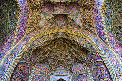 wnętrze katedry, sztuka, architektura, Iran, Meczet, Shiraz, nasir molk meczet, wzór arabeski, ornament, kościół, kult, budynek, sufit, sufit architektury, wystrój domu, wykładzina podłogowa, kopuła, dachówka, mozaika, religia, dzieło sztuki, wzór, wielobarwne, żadnych ludzi, wewnątrz, fresk, zbudowana struktura, łuk, sztuki i rzemiosła, niski kąt widzenia, cele podróży, wiara, przeszłość, ozdobny, miejsce kultu, historia, kwiatowy wzór, bezpośrednio poniżej, architektura i sztuka, 5K, CC0, domena publiczna, darmowe zdjęcia