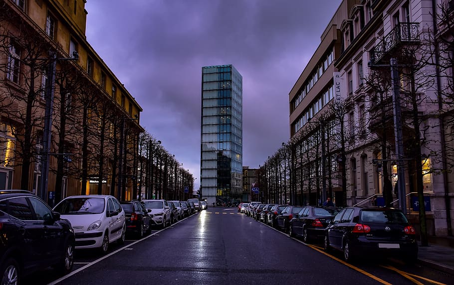 crepuscle, núvols, tempesta, fosc, carrer, torre, edificis, edifici, parc, cotxes, oficina d’estadística federal, neuchatel, suïssa, exterior de l'edifici, arquitectura, estructura construïda, automòbil, cotxe, ciutat, transport, manera de transport, vehicle terrestre, cel, carretera, núvol - cel, naturalesa, vespre, cap gent, a l'aire lliure, exterior d’edifici d’oficines, gratacels, 5K