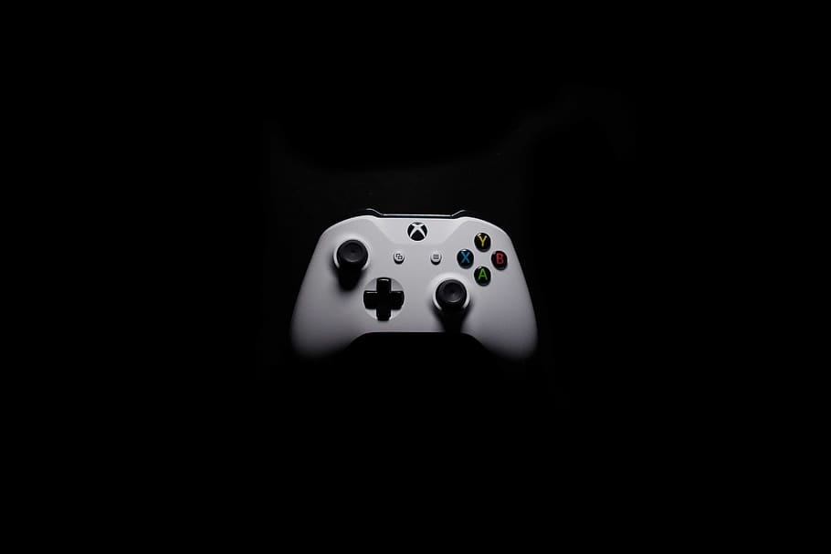 blanc, microsoft xbox, un, controlador, cultura i entreteniment artístic, daus, jocs d’oci, còpia espai, relaxació, activitat d'oci, a l'interior, fons negre, joc, sort, oportunitat, cap gent, natura morta, tir de l'estudi, primer pla, representació, taula, color negre, habitació fosca, Color blanc, fosc, 5K