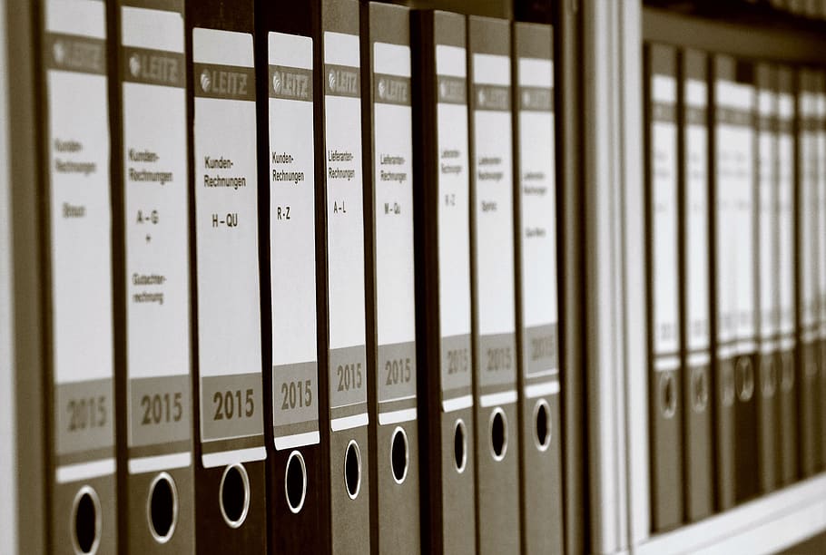 feina d'oficina, treballar, oficina, carpeta, fitxers, aktenordner, full de balanç, comptabilitat, factura, gestió, nombre, a l'interior, cap gent, primer pla, educació, cultura i entreteniment artístic, música, en fila, enfocament selectiu, centrar-se en primer pla, negocis, ordre, seguretat, Finances, carpeta d'anelles, arranjament, llibre, prestatge, text, 4K