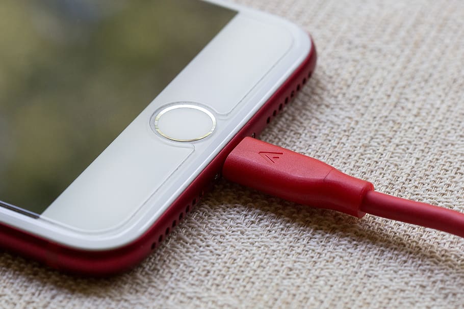 poma, iphone, smartphone, tecnologia, mòbil, comunicació, pantalla tàctil, usb, cable, càrrec, carregant, recarregar, electrònica, dispositiu, cel·lular, cel·la, connexió, connector, telèfon, digital, vermell, telèfon mòbil, tecnologia sense fils, equipament, telèfon intel·ligent, dispositiu d’informació portàtil, primer pla, cap gent, sol objecte, portabilitat, dos objectes, pantalla, centrar-se en primer pla, primer pla extrem, a l'aire lliure, teclat, comunicacions globals, acer, 2K