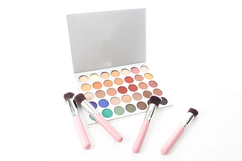 makeup, børster, kosmetik, hvid baggrund, studio skud, skåret ud, indendørs, ingen mennesker, variation, skønhedsprodukt, valg, skønhed, gul, multi farvet, make-up børste, kopiere plads, stilleben, læbestift, høj vinkel visning, stor gruppe af objekter, lyserød farve, rødme - make-up, kropspleje og skønhed, 2K, CC0, offentligt domæne, royaltyfrie