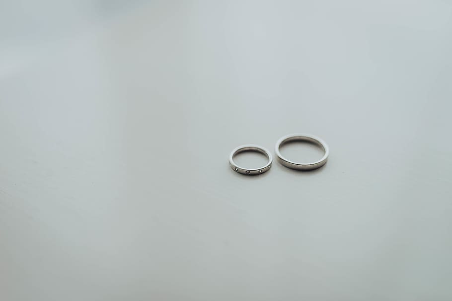 anelli tondi color argento, girato in studio, copia spazio, in casa, sfondo bianco, due oggetti, emozione, nessuno, fede, semplicità, amore, squillare, emozione positiva, celebrazione, ritagliare, avvicinamento, natura morta, eventi della vita, nozze, gioielli, Colore bianco, color argento, sfondo blu, cura, 5K