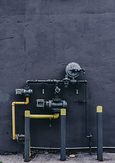 noir, jaune, système de filtre à eau, bâtiment, équipement, machine, tuyau, mur, construction de murs, personne, machinerie, métal, industrie, soupape, architecture, journée, à l'intérieur, La technologie, tuyau - tube, jauge, production de carburant et d'électricité, Transport ferroviaire, partie machine, structure construite, contrôle, valve de la machine, 5K, CC0, domaine public, libre de droits