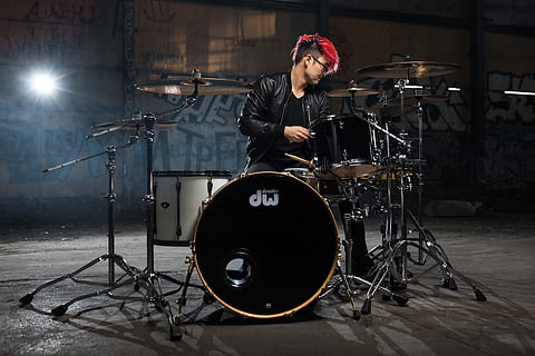 Mann, spielen, Schlagzeug, Mensch, Person, Musikinstrument, Musiker, Schlagzeuger, Trommel, Fahrzeug, Fahrrad, Transport, Musik Band, dw trommeln, Bühne, Gitarre, Künstler, Freizeitaktivitäten, Gitarrist, Menge, blond, Musik-, eine Person, Kunst, Kultur und Unterhaltung, Musikausrüstung, Performance, Schlagzeug - Schlaginstrument, echte Menschen, drinnen, junger Erwachsener, junge Männer, Rockmusik, Mikrofon, Mitte Erwachsener, Fertigkeit, Licht, 4K, CC0, gemeinfrei, lizenzfrei