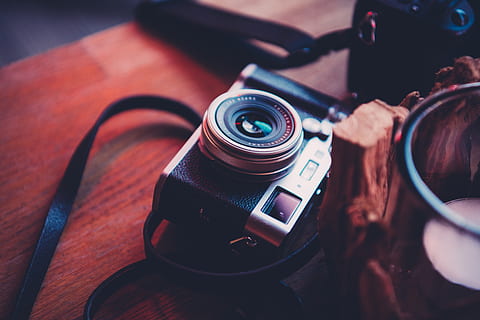 grå, sort, kamera, elektronik, strop, human, person, fotografering, Foto, digitalt kamera, ansigt, portræt, video kamera, linse, afspejling, kameralinsen, pc, computer, linsedæksel, hud, fotograf, finger, teknologi, fotografering temaer, kamera - fotografisk udstyr, fotografisk udstyr, objektiv - optisk instrument, tæt på, filmindustrien, bord, indendørs, kunstkultur og underholdning, fokus på forgrunden, stilleben, høj vinkel visning, ingen mennesker, træ - materiale, objektiv - øje, SLR kamera, 8K, CC0, offentligt domæne, royaltyfrie