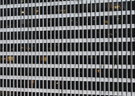 arkitektur, bygning, infrastruktur, facade, vindue, skyskraber, fuld ramme, mønster, gentagelse, baggrunde, ingen mennesker, side om side, bygget struktur, multi farvet, indendørs, i en række, murbygningsfunktion, dag, tæt på, tekstureret, detalje, overflod, 5K, CC0, offentligt domæne, royaltyfrie