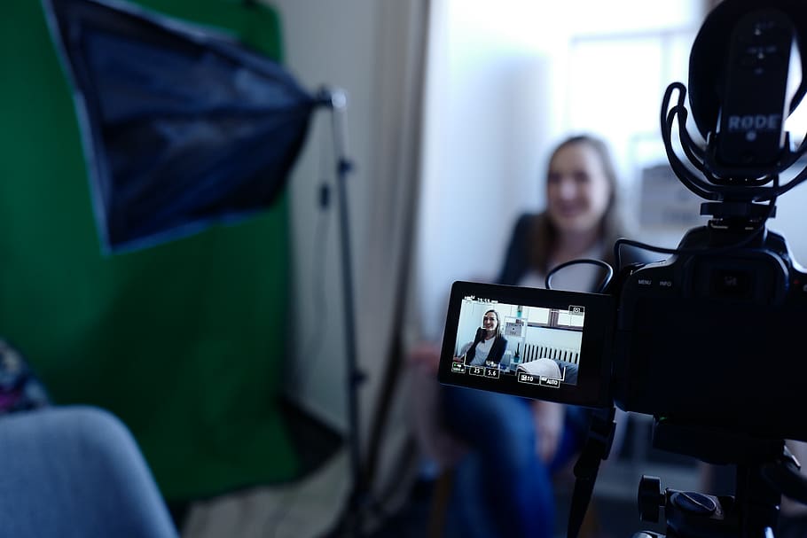 czarna kamera wideo, aktor, aktorka, plama, aparat fotograficzny, wewnątrz, film, sala, studio, technologia, wideo, kamera wideo, vlog, vlogging, kobieta, tematy fotograficzne, komputer, porozumiewanie się, wyposażenie komputera, aparat fotograficzny - sprzęt fotograficzny, telewizor, skupić się na pierwszym planie, kamera telewizyjna, kobiety, dorosły, połączenie, przemysł telewizyjny, monitor komputerowy, nadawanie, technologia bezprzewodowa, jedna osoba, sprzęt fotograficzny, zawód, filmowanie, domowa kamera wideo, studio telewizyjne, 5K