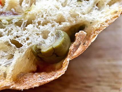 brød, rundstykke, ciabatta roll, krummer, tæt på, skorpe, dej, mad, oliven ciabatta roll, oliven, rulle, træbræt, bagt, bagt brød, mad og drikke, ingen mennesker, friskhed, indendørs, velvære, stilleben, fokus på forgrunden, sund kost, selektiv fokusering, tekstureret, bevægelse, sollys, dag, natur, forberedelse, detalje, 5K, CC0, offentligt domæne, royaltyfrie