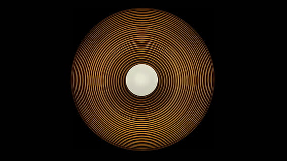 specchio marrone rotondo, girato in studio, in casa, sfondo nero, cerchio, nessuno, forma, forma geometrica, illuminato, modello, attrezzatura per l'illuminazione, design, ritagliare, avvicinamento, singolo oggetto, tecnologia, sospeso, spirale, luce, elettricità, lampadina, direttamente sotto, materiale elettrico, 5K, CC0, dominio pubblico, privo di copyright