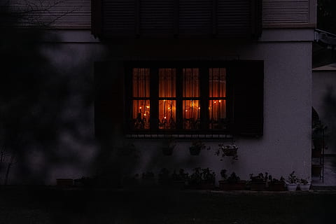ha aperto, finestra, luci, dentro, Home decor, tacchino, ankara, türkiye, illuminazione, casa, cinematico, buio, ankara, tenda, luce, bagliore, fuoco, ombra della finestra, otturatore, parete, sentiero, passerella, pneumatico, struttura costruita, nessuno, architettura, illuminato, notte, esterno dell'edificio, natura, cielo, silhouette, costruzione, tramonto, colore arancione, crepuscolo, calore - temperatura, all'aperto, fiamma, tecnologia, 5K, CC0, dominio pubblico, privo di copyright