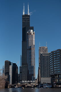 edificio dipinto di grigio, esterno dell'edificio, architettura, struttura costruita, città, edificio per uffici esterno, costruzione, cielo, grattacielo, alto - alto, Torre, moderno, ufficio, cielo sereno, mezzi di trasporto, natura, destinazioni di viaggio, skyline urbano, viaggio, nessuno, modo di trasporto, paesaggio urbano, distretto finanziario, all'aperto, guglia, 5K, CC0, dominio pubblico, privo di copyright