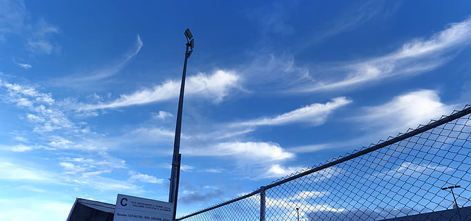 núvols, ennuvolat, cloudscape, cel, naturalesa, núvol - cel, vista d’angle baix, tanca, límit, barrera, blau, cap gent, seguretat, cable, arquitectura, dia, a l'aire lliure, metall, protecció, estructura construïda, tanca d'enllaç de cadena, embolic de cables, 5K, CC0, domini públic, lliure de regalies