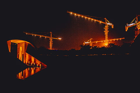 dźwig budowlany, budynek, architektura, budowa, sylwetka, oświetlenie, metropolia, miejski, Miasto, światło, Opera, trójkąt, migotać, etap, budynek biurowy, centrum kongresowe, nabrzeże, woda, kopuła, noc, oświetlony, przemysł, zbudowana struktura, maszyneria, na zewnątrz budynku, dźwig - maszyny budowlane, żadnych ludzi, Natura, niebo, przemysł budowlany, kopia przestrzeń, na dworze, czyste Niebo, transport, sprzęt oświetleniowy, życie nocne, 4K, CC0, domena publiczna, darmowe zdjęcia