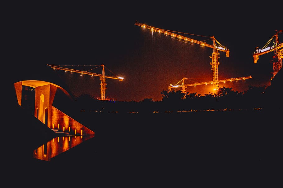 grua de construcció, edifici, arquitectura, construcció, silueta, il·luminació, ciutat, metròpolis, urbà, llum, òpera, triangle, flamarada, etapa, edifici d'oficines, centre de Convencions, davant del mar, aigua, cúpula, nit, il·luminat, indústria, estructura construïda, maquinària, exterior de l'edifici, grua - maquinària de construcció, cap gent, naturalesa, cel, industria de la construcció, còpia espai, lloc de construcció, a l'aire lliure, cel clar, transport, equips d’il·luminació, vida nocturna, 4K