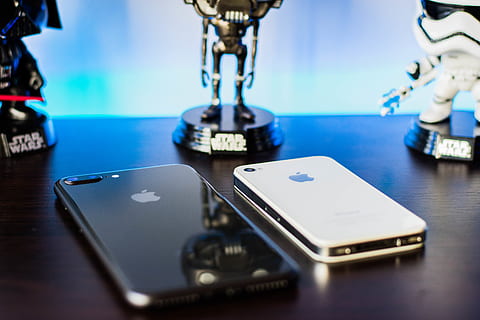iPhone, technologia, tech, praca, gabinet, Gwiezdne Wojny, wewnątrz, stół, zbliżenie, selektywne skupienie, żadnych ludzi, porozumiewanie się, połączenie, technologia bezprzewodowa, biznes, gry rekreacyjne, relaks, inteligentny telefon, martwa natura, przenośne urządzenie informacyjne, numer, kultura i rozrywka artystyczna, duża grupa obiektów, Internet, 5K, CC0, domena publiczna, darmowe zdjęcia