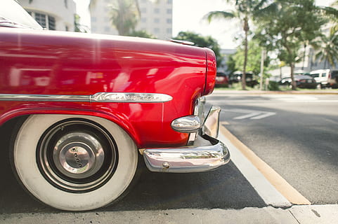 rosso, auto, linea personalizzata, mezzi di trasporto, modo di trasporto, città, veicolo a motore, veicolo terrestre, strada, giorno, ruota, nessuno, all'aperto, in stile retrò, macchina vintage, viaggio, architettura, concentrarsi sulle conoscenze acquisite, brillante, pneumatico, color argento, lusso, 4K, CC0, dominio pubblico, privo di copyright