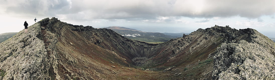 Spanien, Lanzarote, Klippen, Berg, Wandern, Vulkan, Aussicht, Gehen, Menschen, klettern, Panorama, wolke - himmel, Himmel, Umgebung, Szenen - Natur, Natur, Landschaft, Gebirge, Panorama-, Schönheit in der Natur, Rock, Rock - Objekt, Land, Aktivität, bedeckt, solide, Reiseziele, Nicht-städtische Szene, Freizeitbeschäftigung, draußen, Gipfel, Nadelbaum, 8K, CC0, gemeinfrei, lizenzfrei