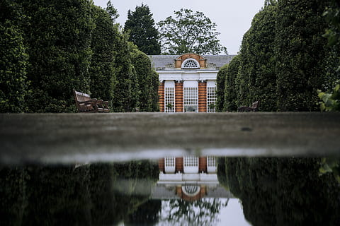 architettura, costruzione, infrastruttura, struttura, istituzione, Casa, giardino, arbusto, cespuglio, riflessione, alberi, le foglie, verde, albero, pianta, struttura costruita, esterno dell'edificio, acqua, natura, nessuno, crescita, giorno, colore verde, lago, religione, all'aperto, luogo di culto, credenza, siepe, 5K, CC0, dominio pubblico, privo di copyright
