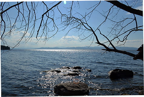 champlain del llac, aigua, mar, cel, escenics - natura, arbre, bellesa a la natura, horitzó sobre l’aigua, horitzó, tranquil·litat, escena tranquil·la, naturalesa, cap gent, rock, terra, dia, rock - object, sòlid, idíl·lic, escena no urbana, a l'aire lliure, 4K, CC0, domini públic, lliure de regalies
