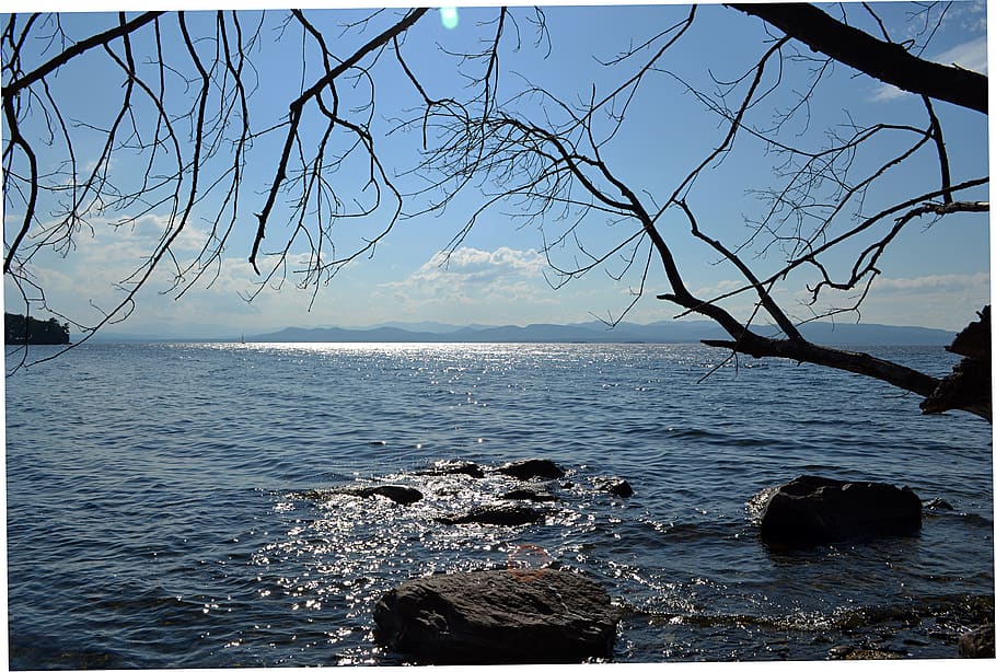 champlain del llac, aigua, mar, cel, escenics - natura, arbre, bellesa a la natura, horitzó sobre l’aigua, horitzó, tranquil·litat, escena tranquil·la, naturalesa, cap gent, rock, terra, dia, rock - object, sòlid, idíl·lic, escena no urbana, a l'aire lliure, 4K