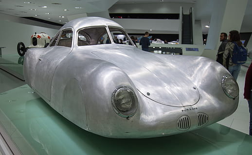 vehículo gris, humano, persona, neumático, coche, vehículo, transporte, automóvil, máquina, Llanta de carro, rueda, habló, rueda de aleación, aeronave, avión, coche deportivo, edificio, aluminio, hangar, ropa, vestir, modo de transporte, hombres, grupo de personas, vehículo terrestre, vehículo aéreo, personas incidentales, ocupación, gente real, gente, seguridad, día, proteccion, viaje, militar, estacionario, al aire libre, adulto, gobierno, pequeño grupo de personas, 4K, CC0, dominio público, libre de derechos
