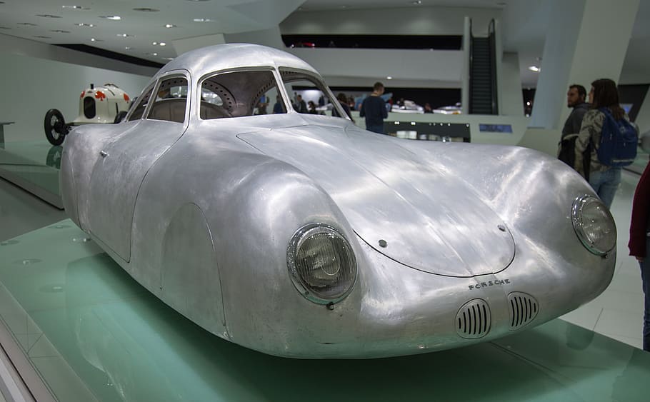 vehículo gris, humano, persona, neumático, coche, vehículo, transporte, automóvil, máquina, Llanta de carro, rueda, habló, rueda de aleación, aeronave, avión, coche deportivo, edificio, aluminio, hangar, ropa, vestir, modo de transporte, hombres, grupo de personas, vehículo terrestre, vehículo aéreo, personas incidentales, ocupación, gente real, gente, seguridad, día, proteccion, viaje, militar, estacionario, al aire libre, adulto, gobierno, pequeño grupo de personas, 4K