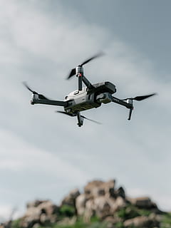 grauer Quadcopter fliegt, Luftfahrzeug, fliegend, Bewegung, Transportmittel, Transport, Flugzeug, in der Luft, Himmel, wolke - himmel, unterwegs, Natur, Flachwinkelansicht, Militär-, keine Leute, Tag, draußen, Ebene, Kampfflugzeug, Geschwindigkeit, Luftwaffe, Luft-und Raumfahrtindustrie, Regierung, 5K, CC0, gemeinfrei, lizenzfrei