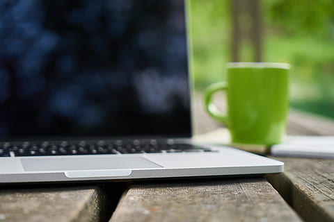 ordinador, el treball, treballar, cafè, te, verd, tassa, Internet, començar, oficina, tecnologia, estudiar, taula, espresso, cappuccino, bon dia, al matí, curs, cafeteria, nota, , creatiu, enllaç, còmode, portàtil, tecnologia sense fils, connexió, comunicació, equips informàtics, teclat, cap gent, menjar i beguda, teclat d’ordinador, primer pla, enfocament selectiu, centrar-se en primer pla, negocis, color verd, natura morta, a l'interior, material de fusta, clau d’ordinador, 5K, CC0, domini públic, lliure de regalies