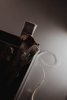 pensler, kunst materialer, sløring, tæt på, farver, beholder, fokus, indendørs, snor, ingen mennesker, stilleben, studio skud, grå baggrund, grå, selektiv fokusering, kopiere plads, afspejling, skygge, høj vinkel visning, bord, træ - materiale, drikke, forfriskning, tilt, luksus, fravær, mad og drikke, 4K, CC0, offentligt domæne, royaltyfrie
