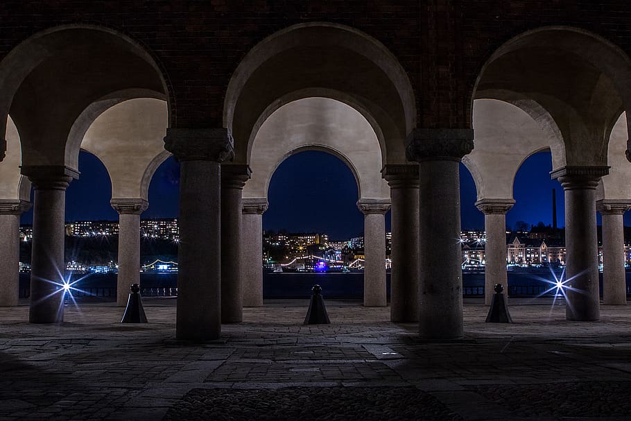 arc de formigó gris, passadís, edifici, arquitectura, Estocolm, Ajuntament, suècia, cripta, llosa, arquejat, arc, passarel·la, Camí, sòls, columna, pilar, Expo llarg, pis, ciutat, urbà, estructura construïda, nit, il·luminat, columna arquitectònica, en fila, persones reals, exterior de l'edifici, equips d’il·luminació, una persona, història, longitud completa, el passat, arcade, el camí a seguir, destinacions de viatge, homes, direcció, a l'aire lliure, columnata, llum, 5K