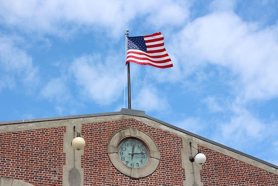 amerikanische Flagge, Glockenturm, Uhr, Wahrzeichen, Turm, US Flagge, Amerika, Flachwinkelansicht, Flagge, Himmel, Patriotismus, die Architektur, Gebäudehülle, gebaute Struktur, rot, Natur, wolke - himmel, Tag, Gebäude, keine Leute, Blau, gestreift, draußen, Sonnenlicht, Wind, 5K