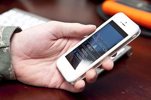 Zelle, Telefon, Handy, Mobiltelefon, Objekt, elektronisch, Technik, Gadget, Technologie, menschliche Hand, menschliches Körperteil, Hand, kabellose Technologie, Verbindung, Kommunikation, Mobiltelefon, halten, Smartphone, tragbares Informationsgerät, Finger, menschlicher Finger, berühren, Internet, Körperteil, Geschäft, Erwachsene, Bildschirm, elektrische Ausrüstung, globale Kommunikation, modern, Flüssigkristallanzeige, elektronischer Organizer, 1080P, CC0, gemeinfrei, lizenzfrei